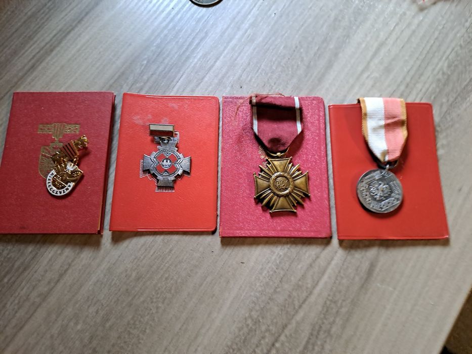 Zestaw odznaczenia z legitymacjami prl lwp