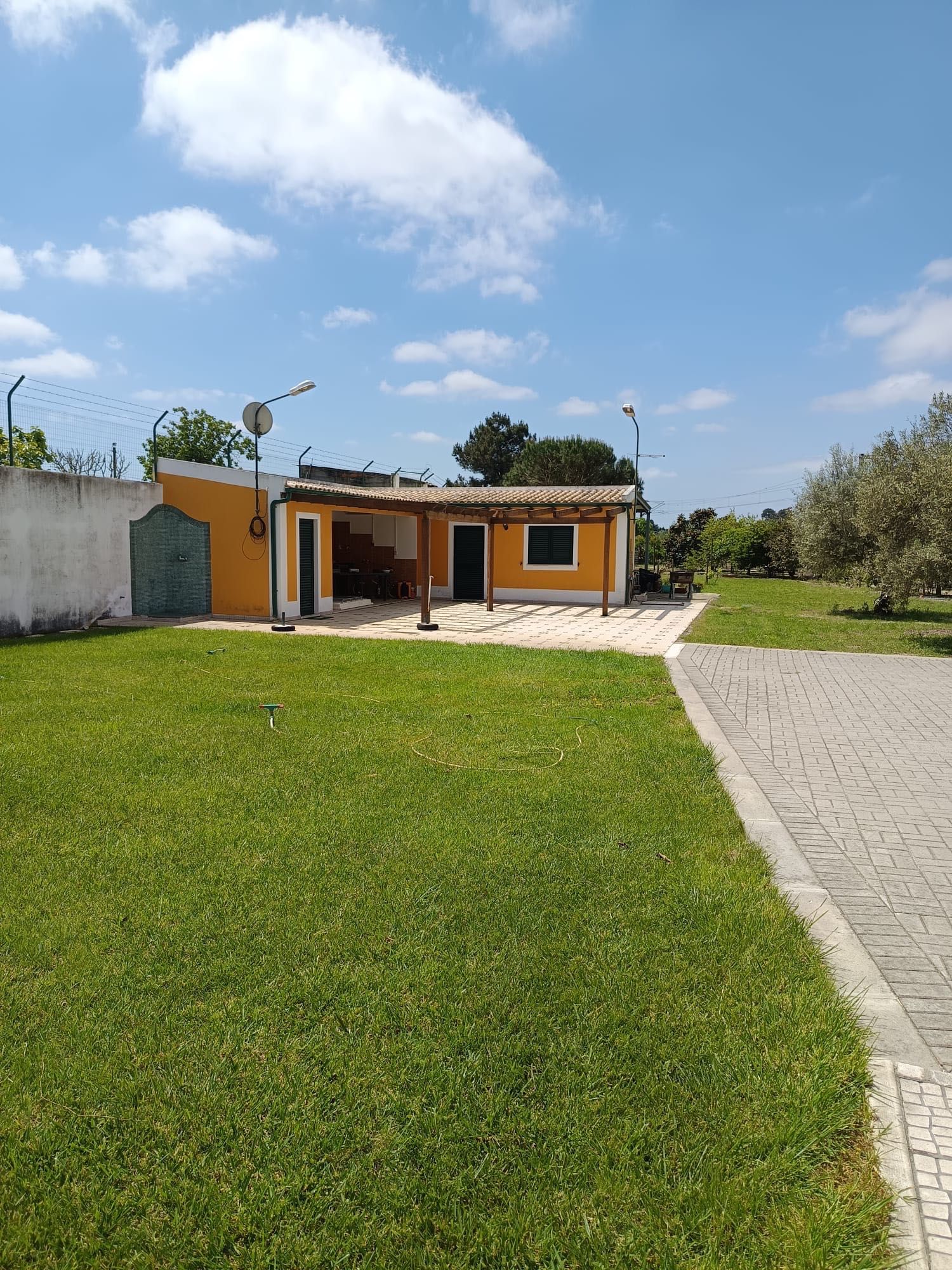 Moradia isolada térrea com terreno de 2125m2