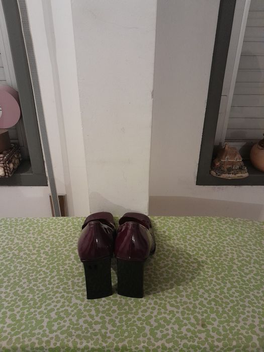 Vendo Sapatos de Senhora HELSAR muito bonitos como novos