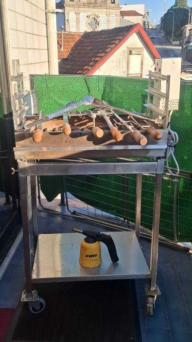 Churrasqueira a Carvão com Motor Elétrico