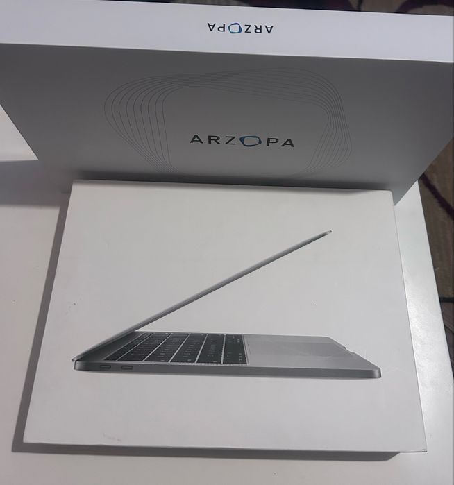 Macbook pro 13’ A1708 plus zewnętrzny monitor Arzopa.