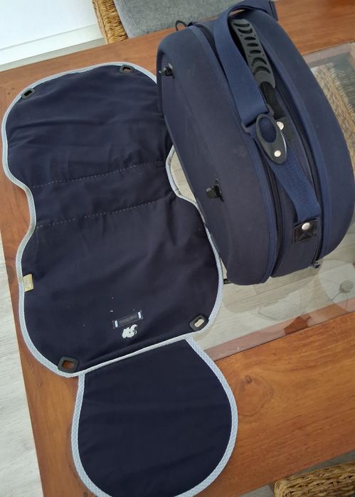 Mala para bebé e muda fraldas,  de cor azul.