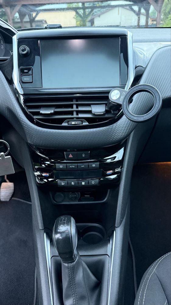 Peugot 208 allure 1.2 110 km panorama