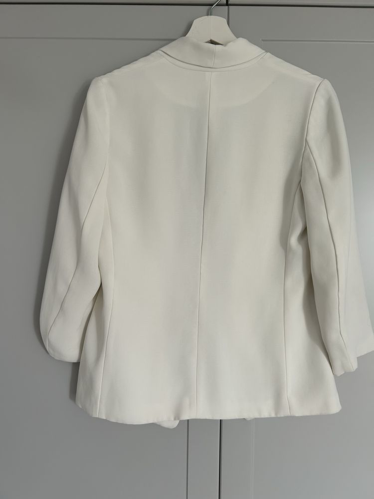 Lejąca biała ecru marynarka H&M narzutka na wesele klasyczna elegancka