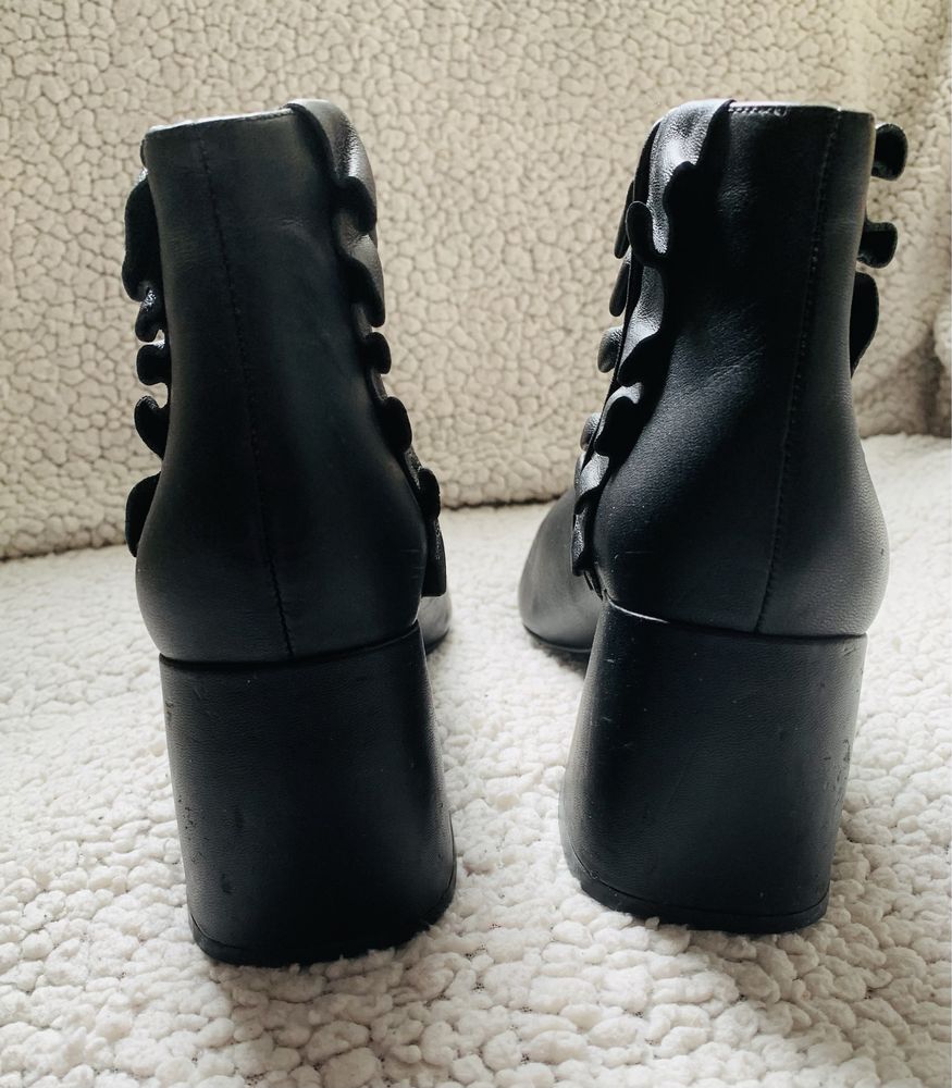 Botins em pele com folho, marca SENSO.