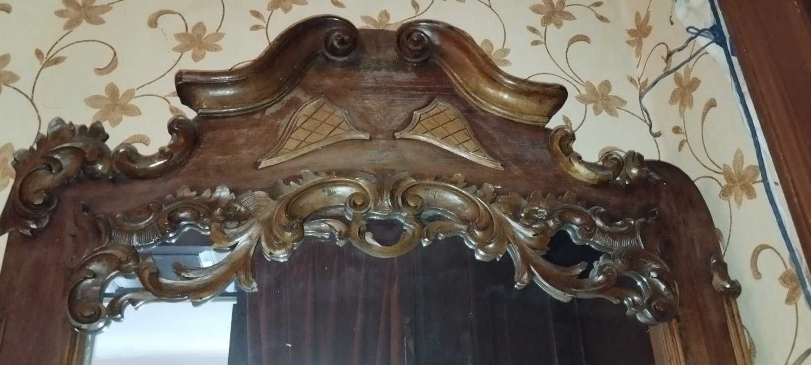 Старинное зеркало со столиком
