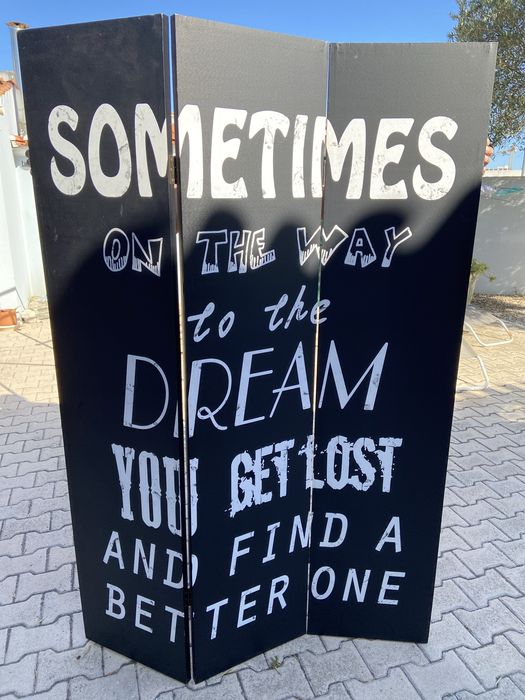 Biombo preto com letras brancas