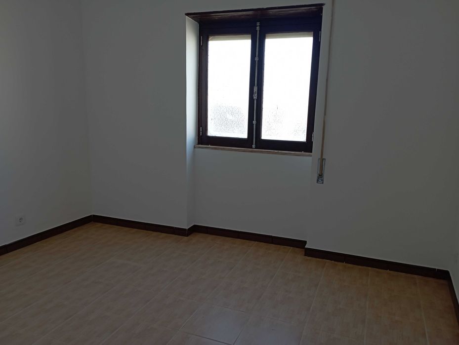 Arrenda-se andar de moradia  T2+1