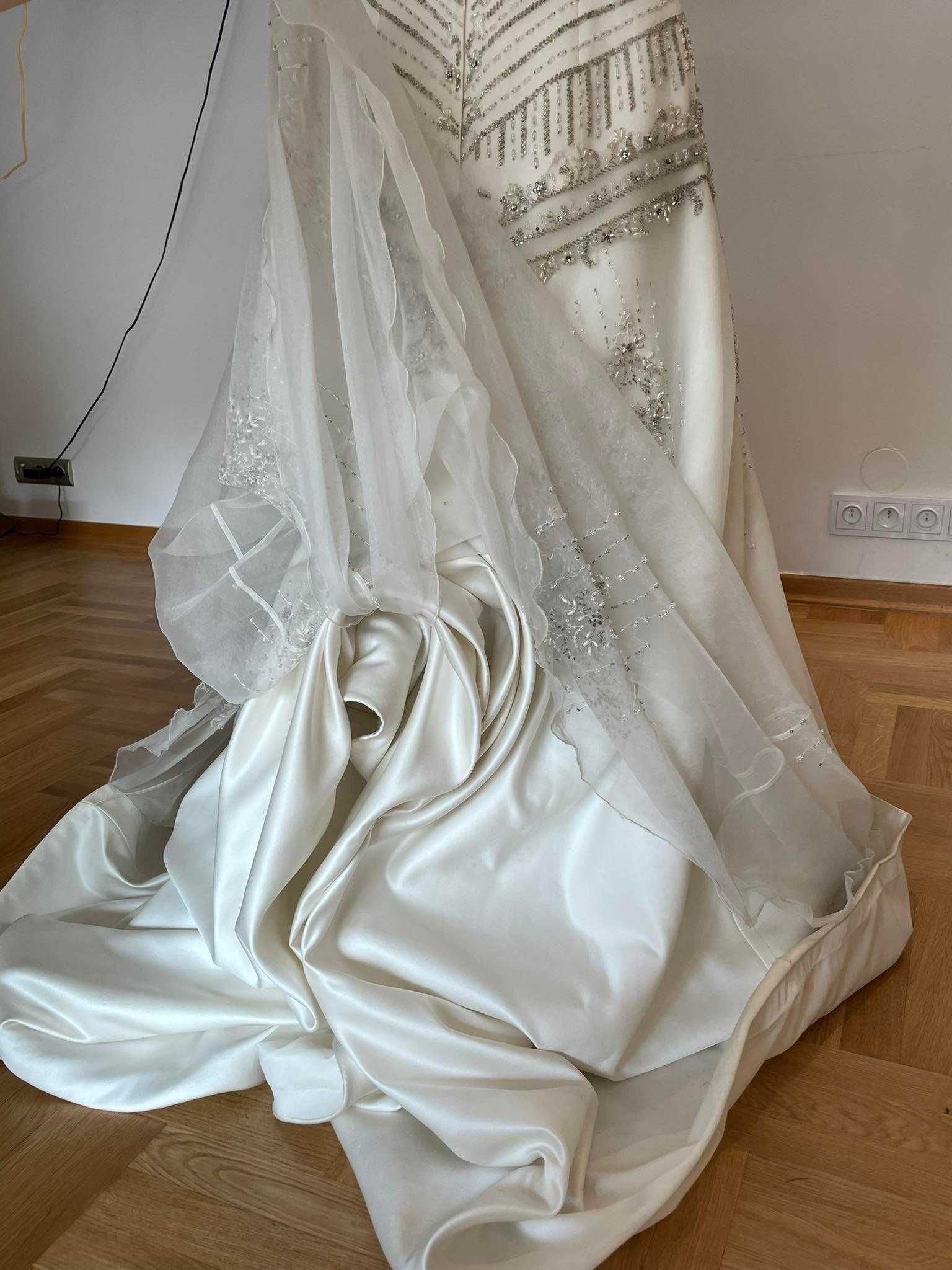 Suknia ślubna z trenem - pięknie zdobiona.