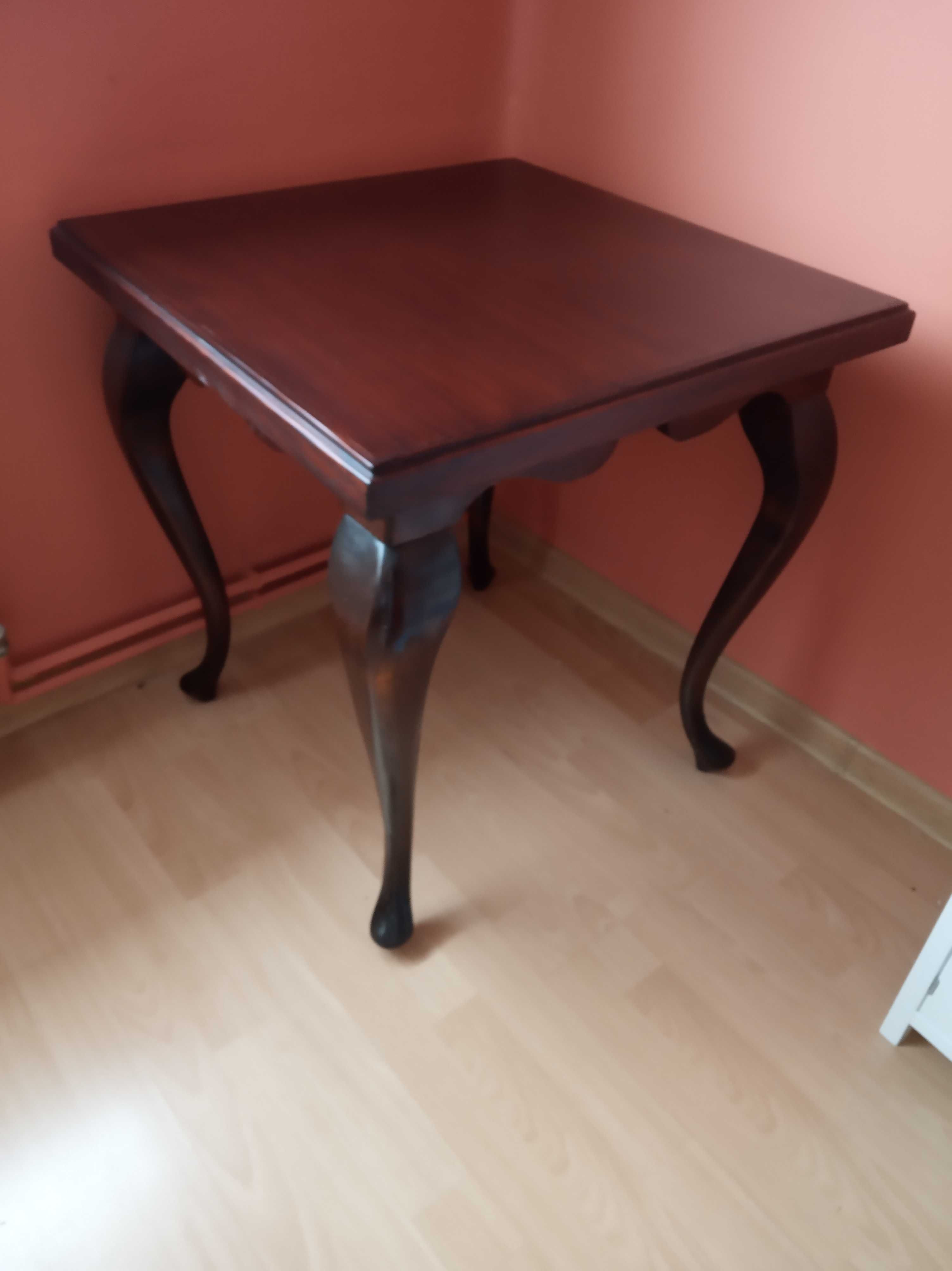 Stylowy stolik w stylu ludwikowskim
