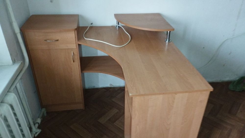 Угловой компьютерный стол с полками