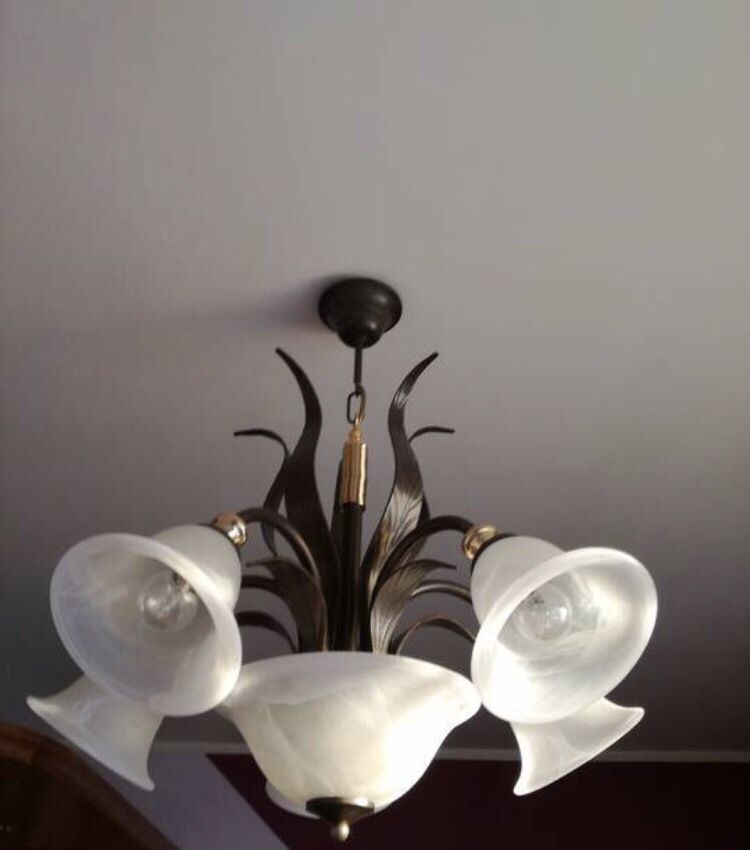 Piękna lampa z kinkietami