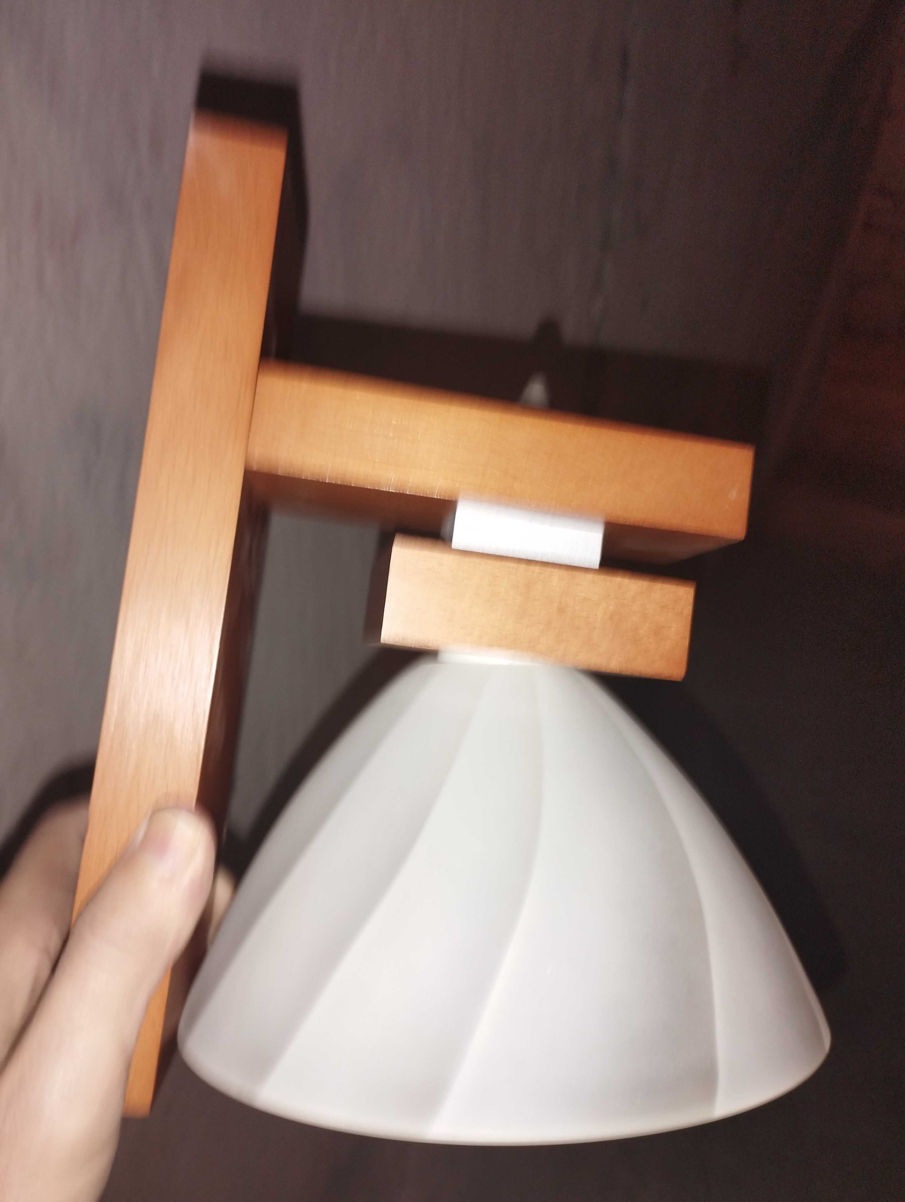 Kinkiet drewniany z kloszem.