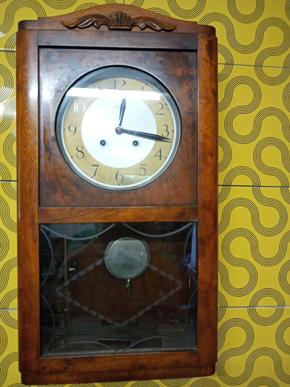 Stary zegar w ladnej skrzyni