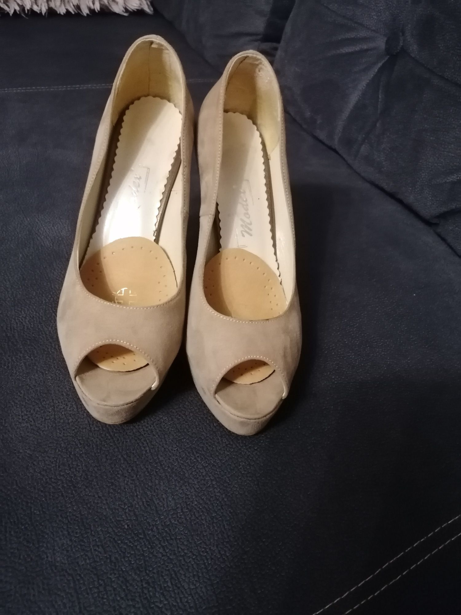 Sprzedam eleganckie buty . Beżowe rozmiar 39