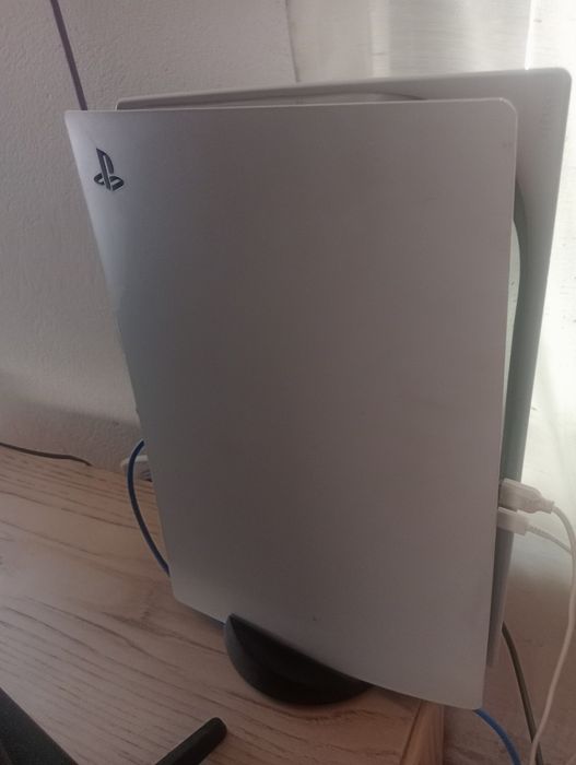 Ps5 um controle com alguns jogos baixados