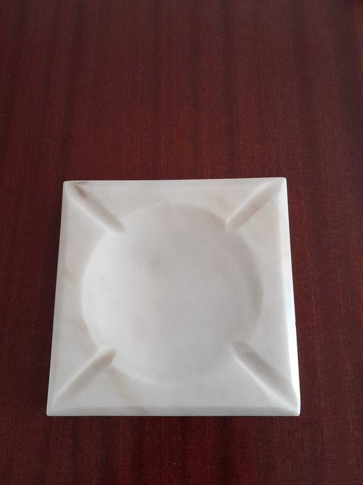 Cinzeiros de Mármore esculpidos à mão