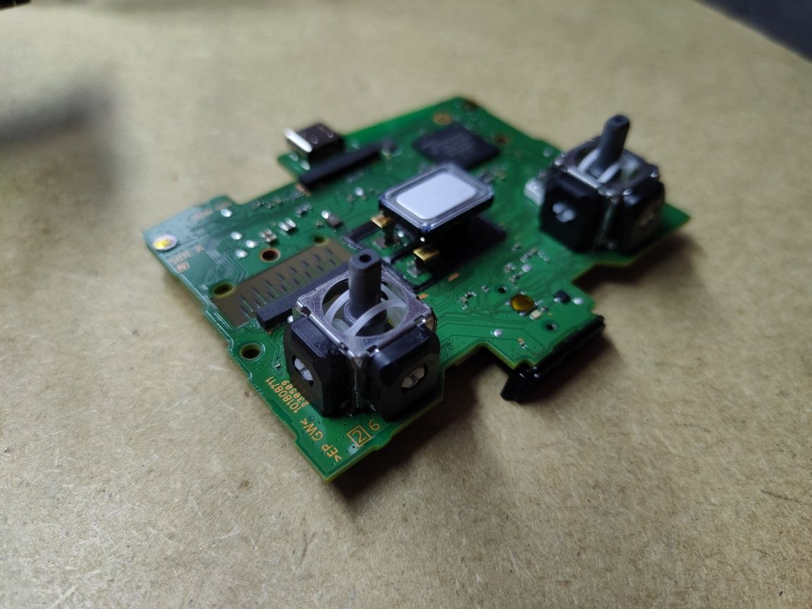Profesjonalny serwis padów PlayStation i Xbox - naprawa i kalibracja
