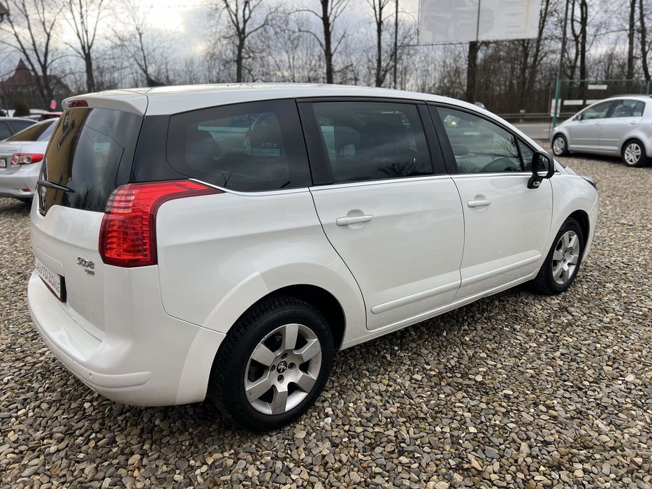 Сімейна машина в дуже гарному стані за всіма деталями телефонуйте