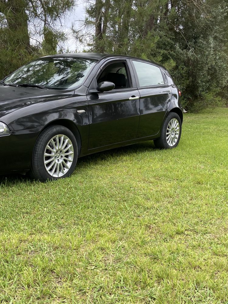 Alfa Romeu 147 do ano 2006 tem 174mil km ( Em muito bom estado )