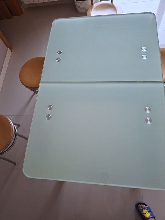 Mesa em vidro mais bancos e cadeiras