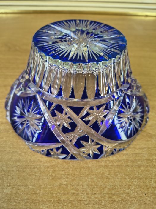 Misa kryształowa z kobaltowym zdobieniem – ręcznie szlifowana