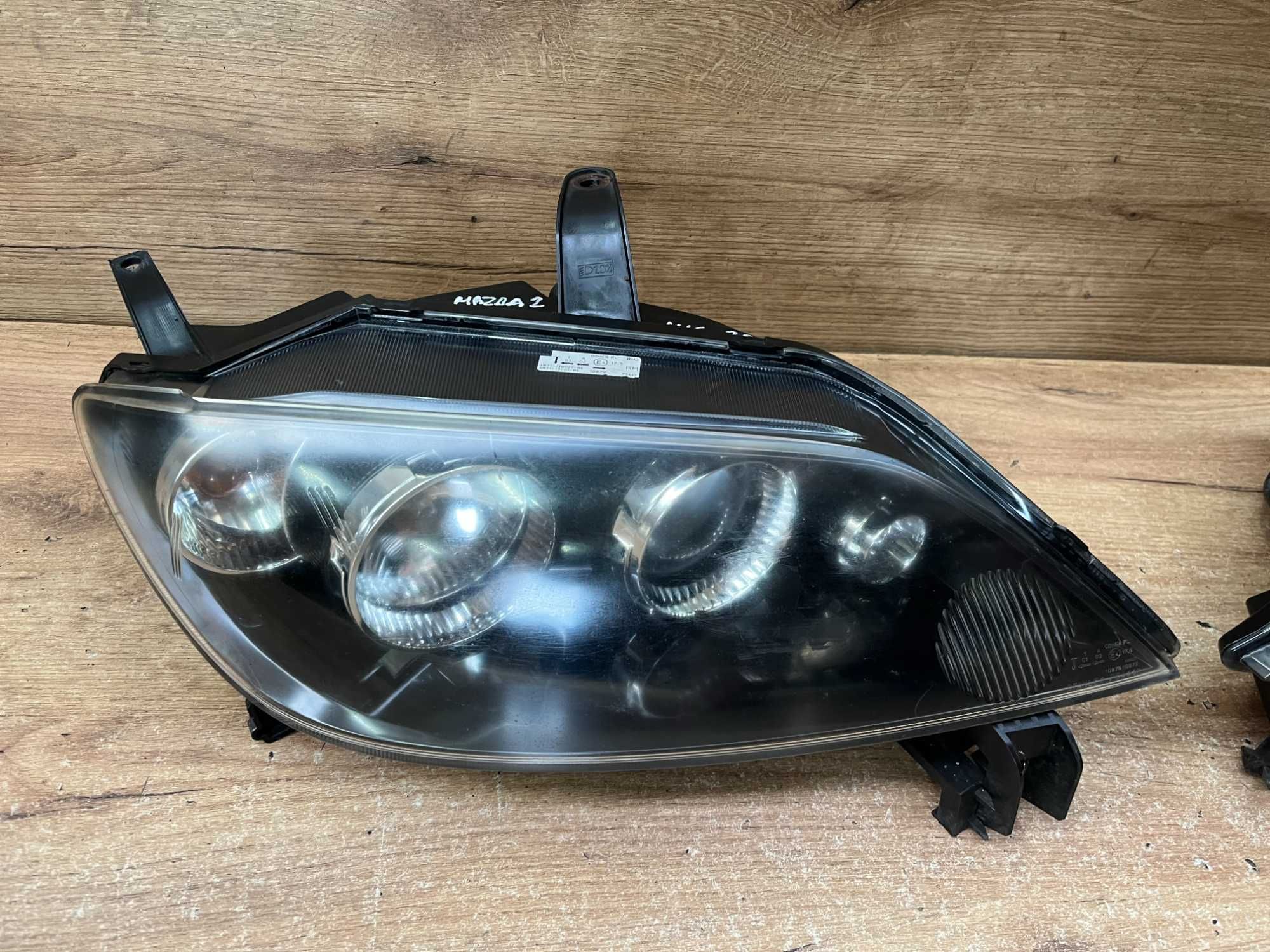 Lampa/reflektor przedni lewy prawy Mazda 2 Soczewka