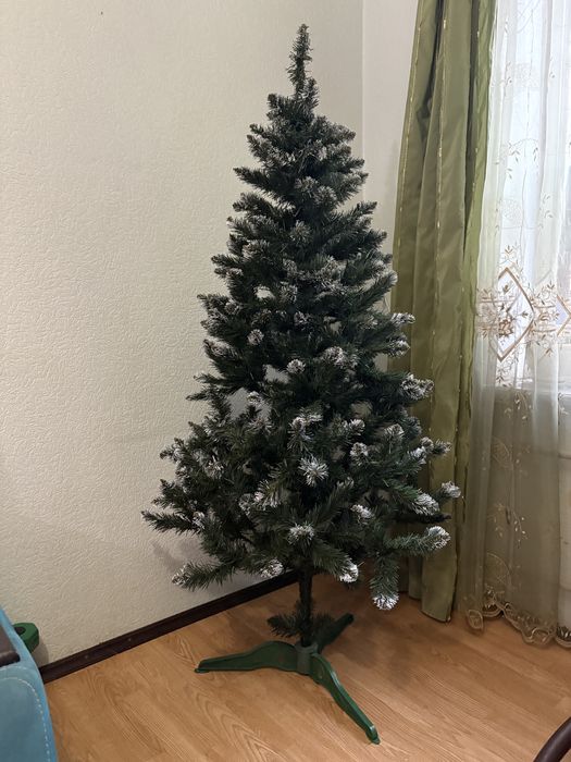 Штучна ялинка ( висота 1.7 м)