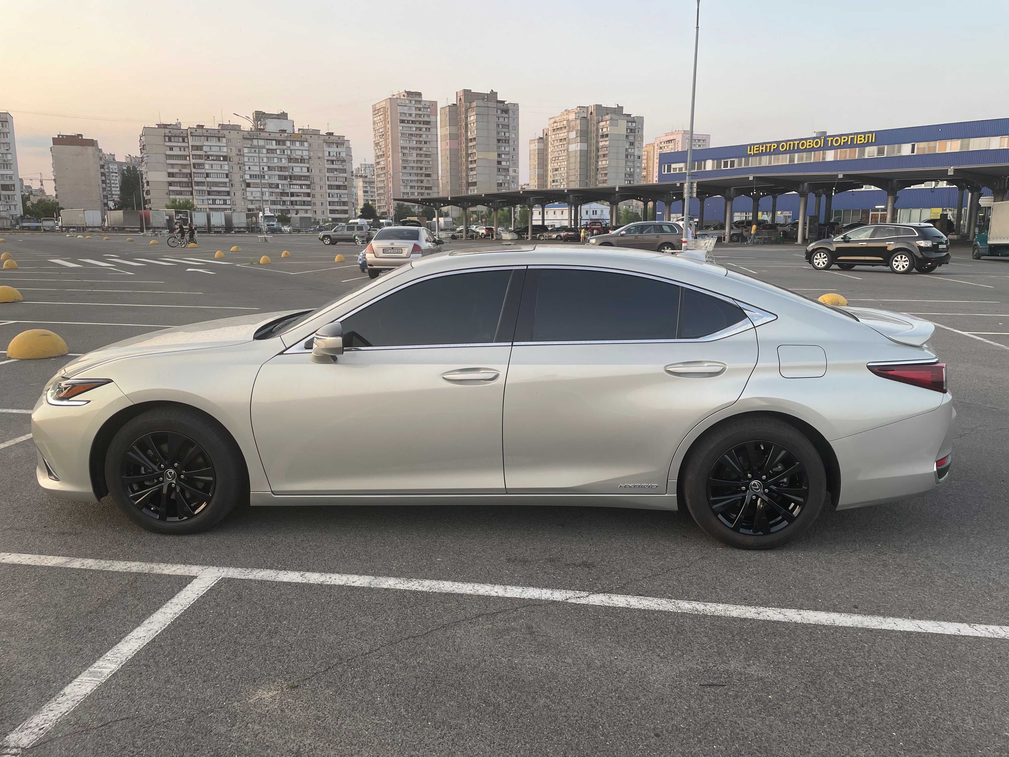 Продам шикарное авто Lexus ES 300h Hybrid Premium 2019