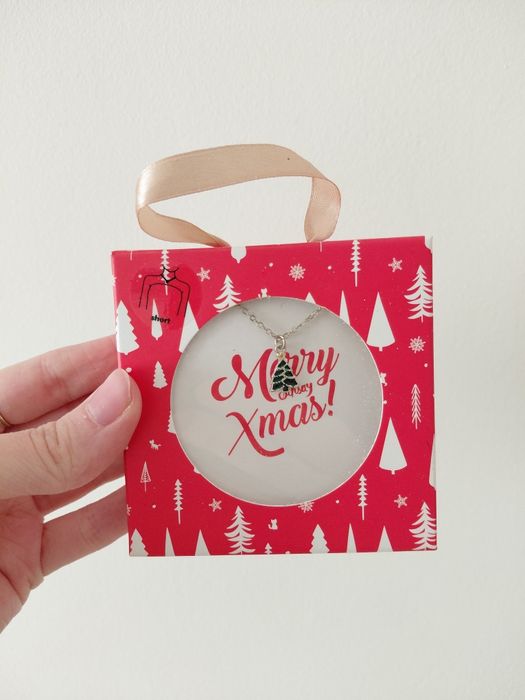 Świąteczny srebrny naszyjnik wisiorek z choinka sinsay