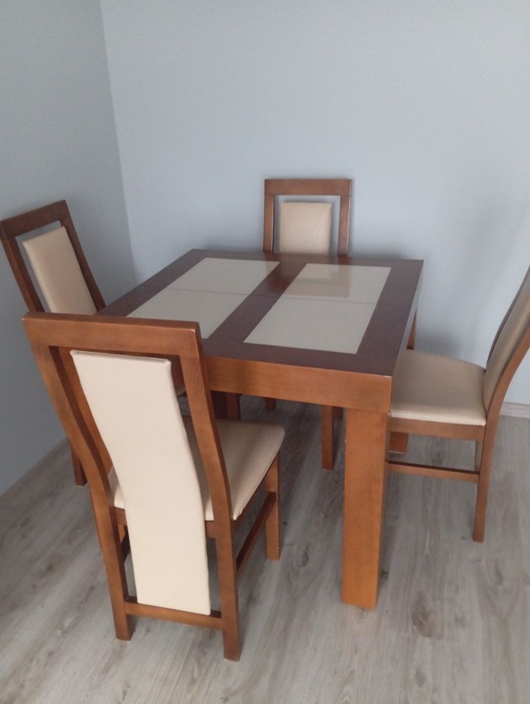 Stół z krzesłami