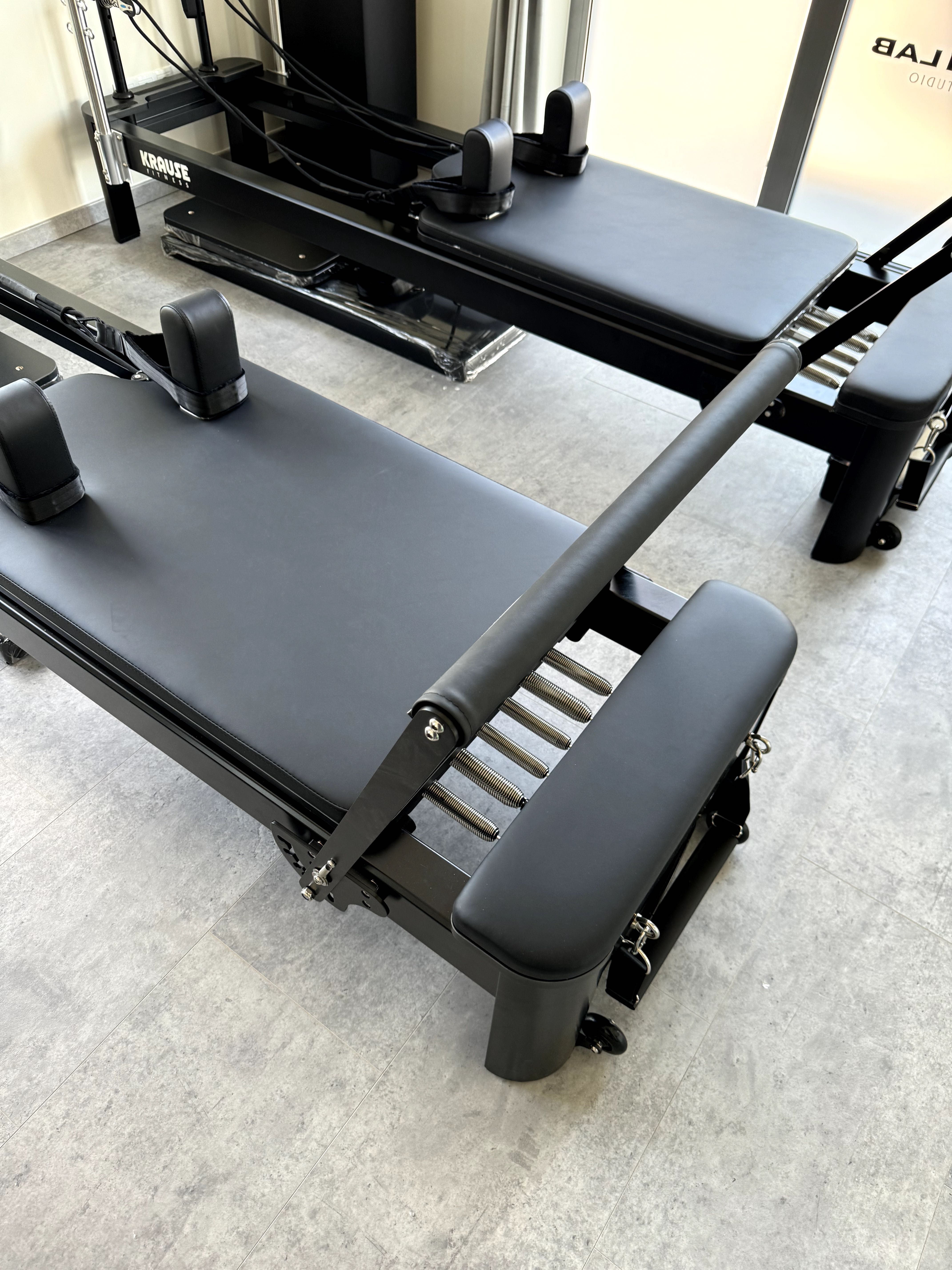 Reformer Pilates z Wieżą Czarny Metalowy Premium KRAUSE FITNESS
