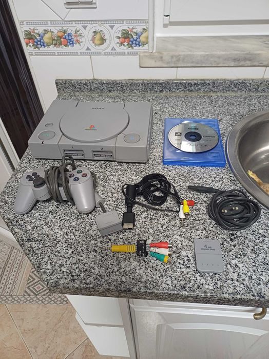 Consola Playstation 1 + Comando Dual Analog + Jogo Tekken 3