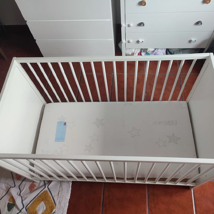 Berço branco IKEA com duas posições do estrado evolutivo, medidas 120x