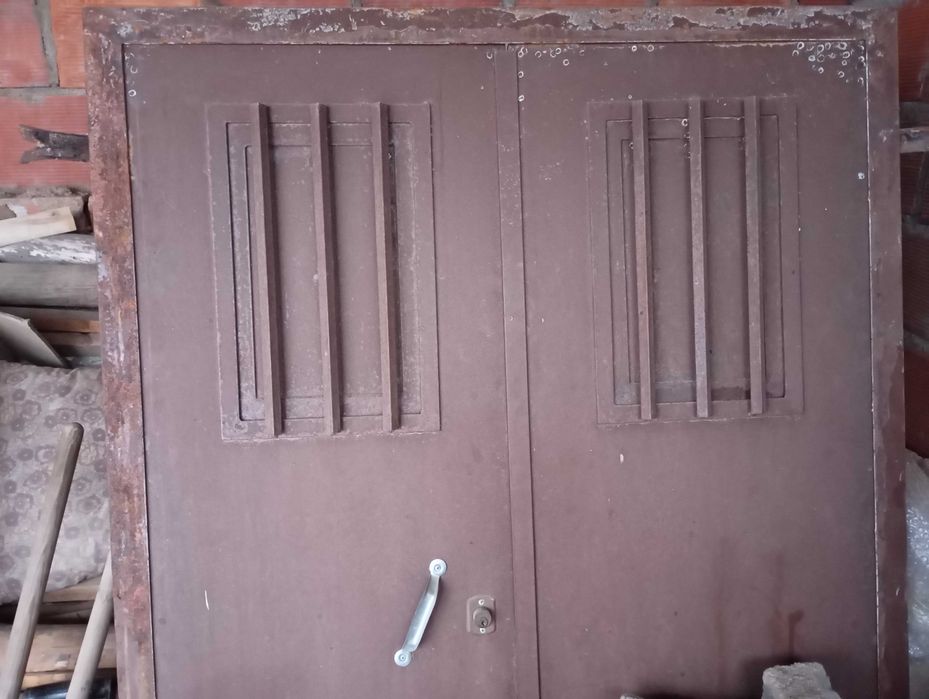 porta de ferro (garagem) com janela