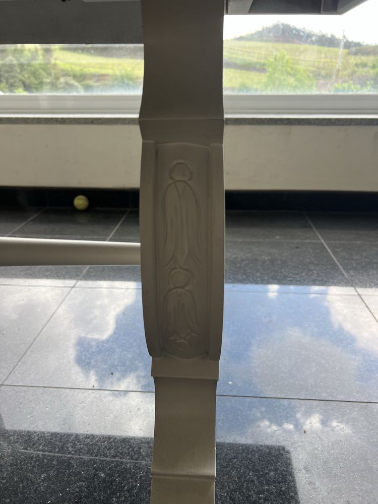 Mesa branca clássica com madeira branca e vidro