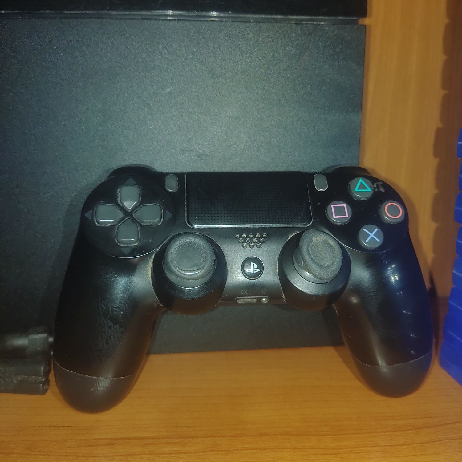PS4 500gb com comando (com puciblidade de adquirir muitos jogos!)