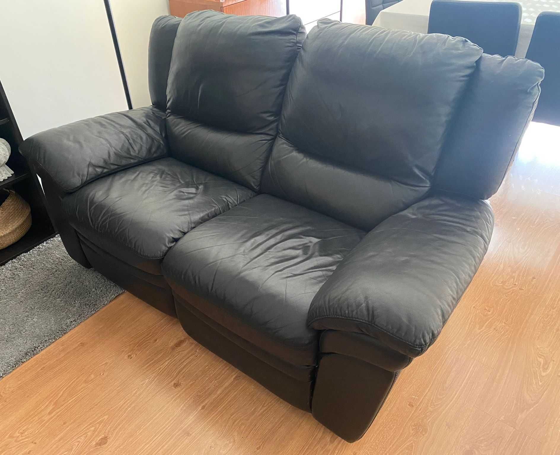 2 Sofás reclináveis pretos com dois lugares com apoio de pernas