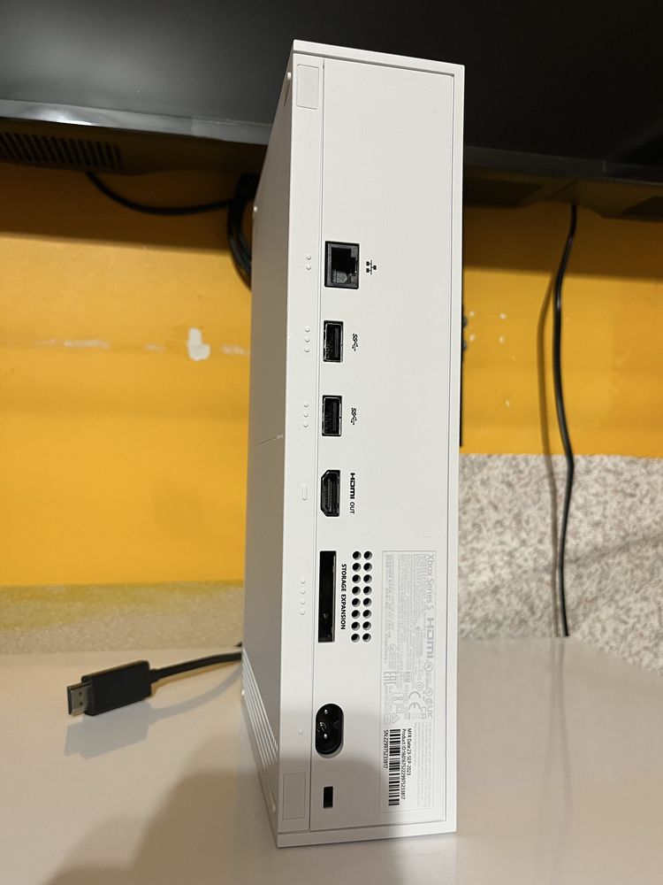 Продам ігрову приставку XBOX Series S