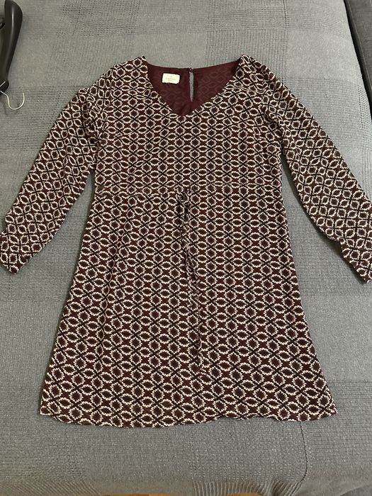 Vestido bordeaux curto, mangas transpatentes