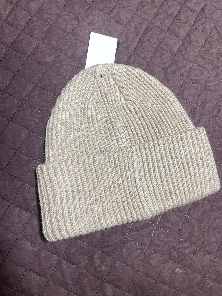 Шапка H&M.