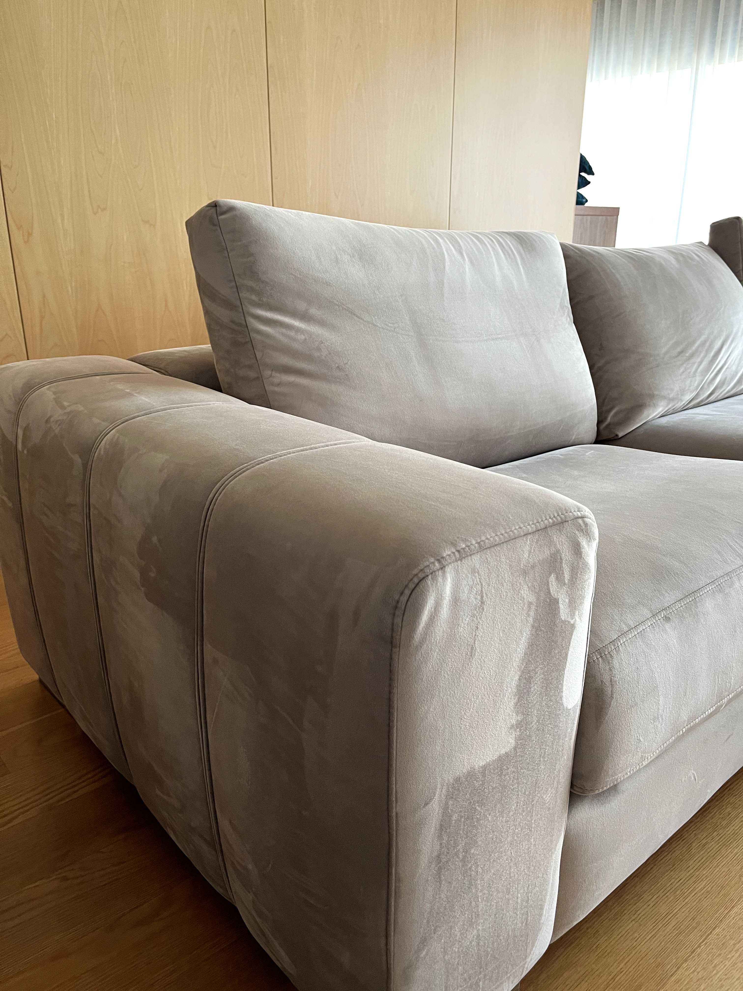 Sofá cinzento em veludo com chaise longue, em ótimo estado