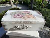 Stara drewniana walizka shabby chic