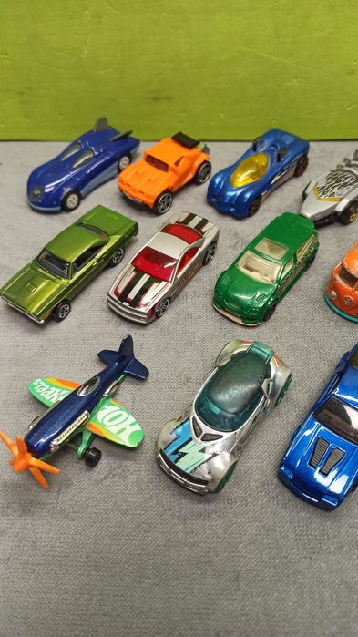 Zestaw 22 pojazdów i samolot od hot wheels samochodziki resoraki