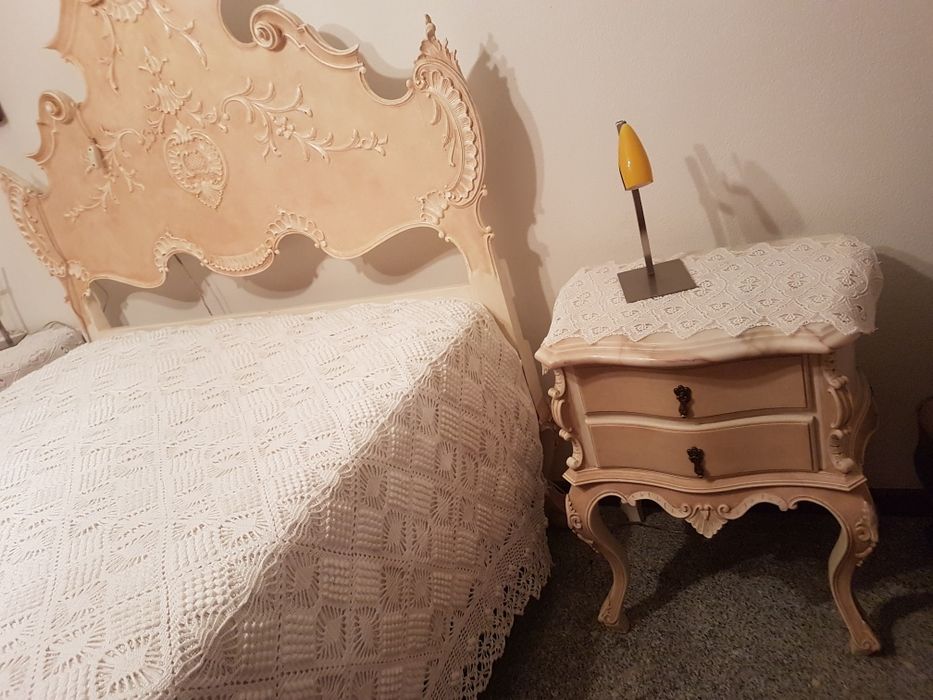 Conjunto cama cómoda mesinhas cabeceira