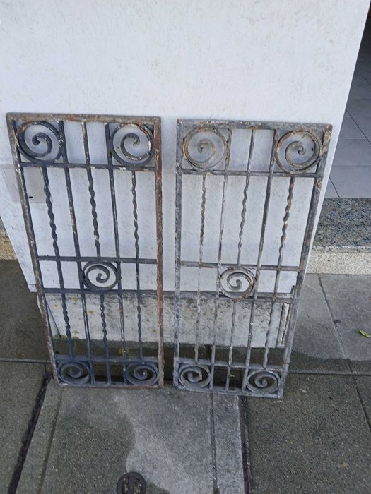 Varias grades de portas e janelas antigas