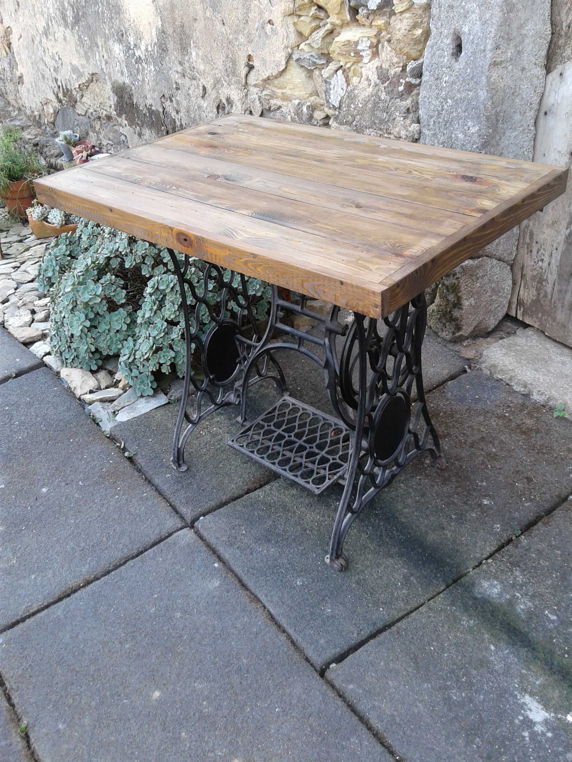 Mesa em ferro e madeira