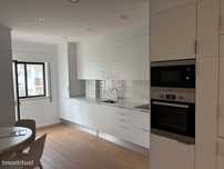 Apartamento T2 Mobilado,  com parqueamento para uma viatura e arrecada
