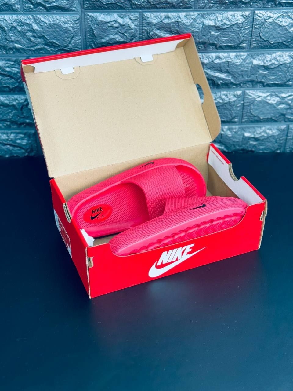 Женские шлёпанцы Nike тапочки уличные Найк червоного цвета 36-41