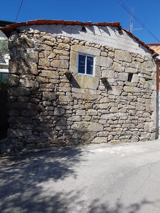 Vendo moradia em pedra para reconsteuir